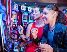 mmbet Live Casino HD streaming real dealer Baccarat Roulette ကစားနေသောပုံ